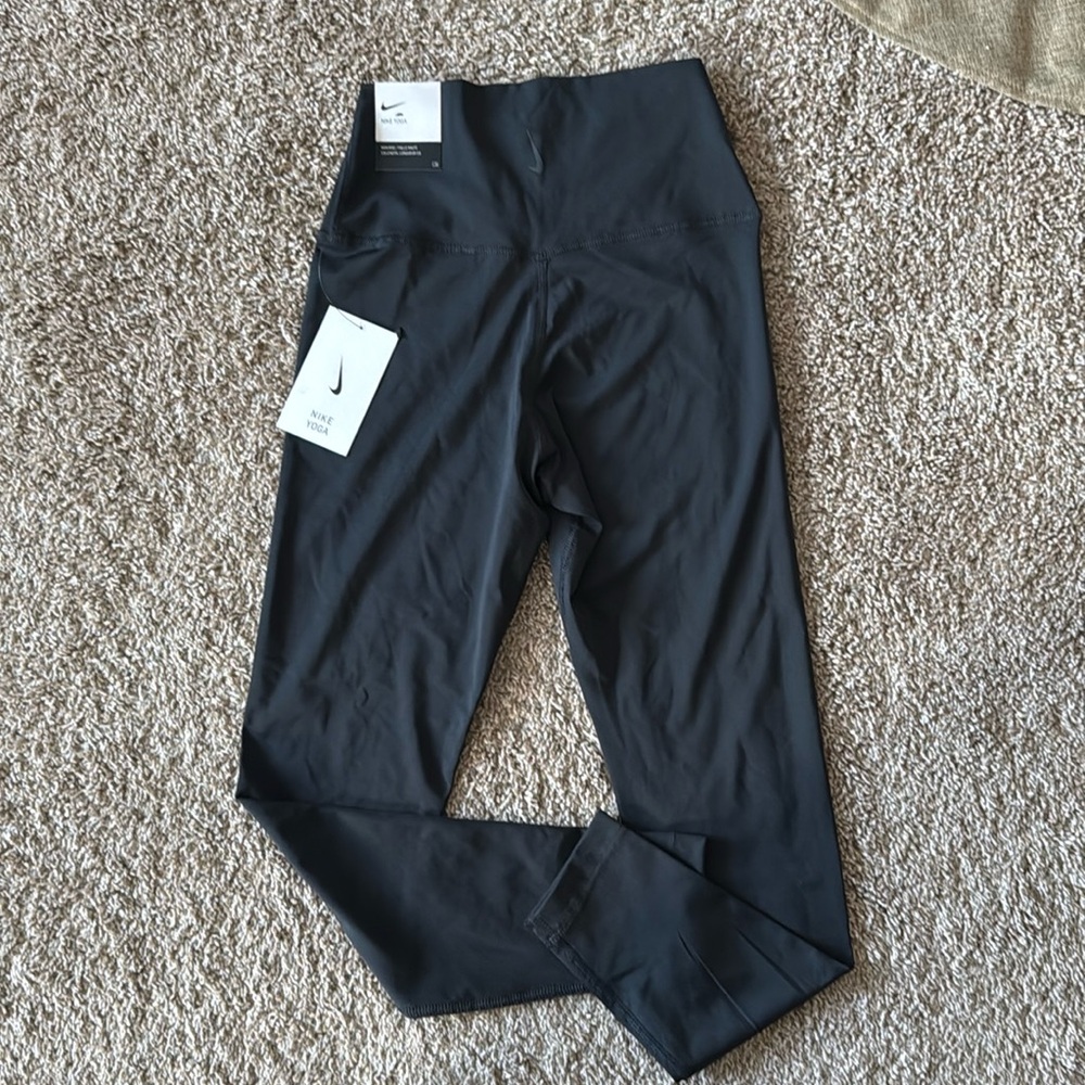 (New) Nike Women’s High Waisted Leggings 7/8